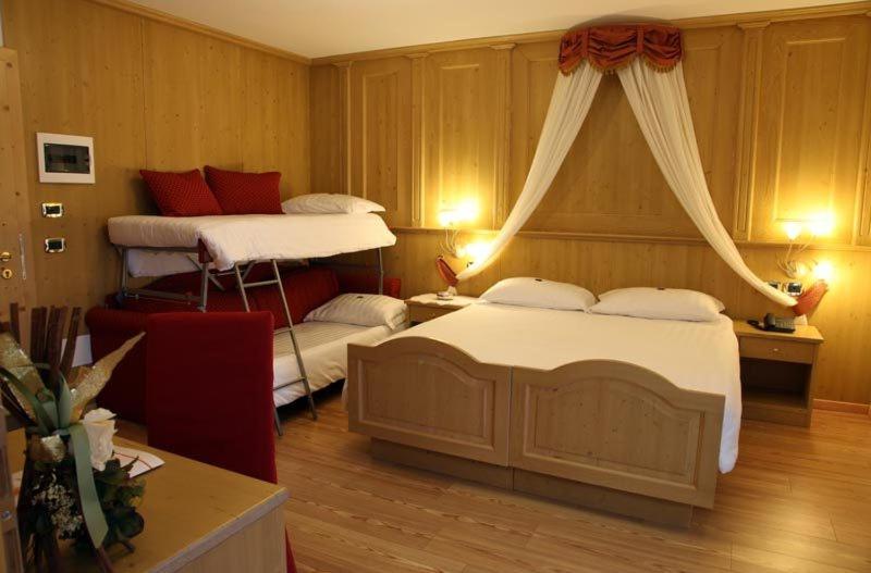 Hotel Gran Vacanze Rooms & Apartments ديمارو الغرفة الصورة