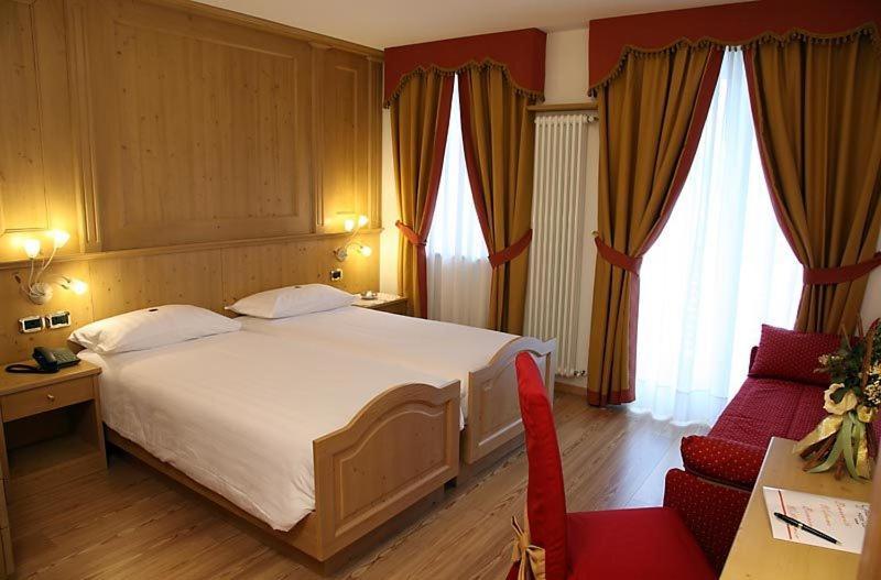 Hotel Gran Vacanze Rooms & Apartments ديمارو الغرفة الصورة