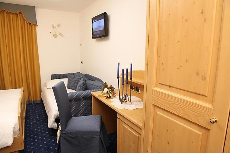 Hotel Gran Vacanze Rooms & Apartments ديمارو الغرفة الصورة